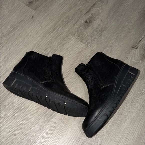 VIONIC Shoes - VIONIC Uptown Sur Boot in Genuine Leather Size 7.5